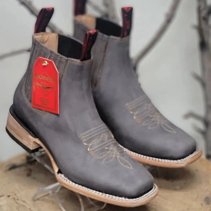 Botin Charro Quincy de Gamuza (Nobuck) con Punta Cuadrada Gris - Image 2
