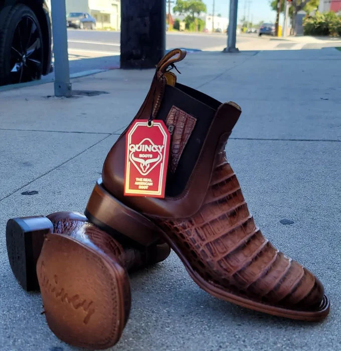 Botin de Cocodrilo Grabado Nuca con Punta Cuadrada Color Cognac - Image 3