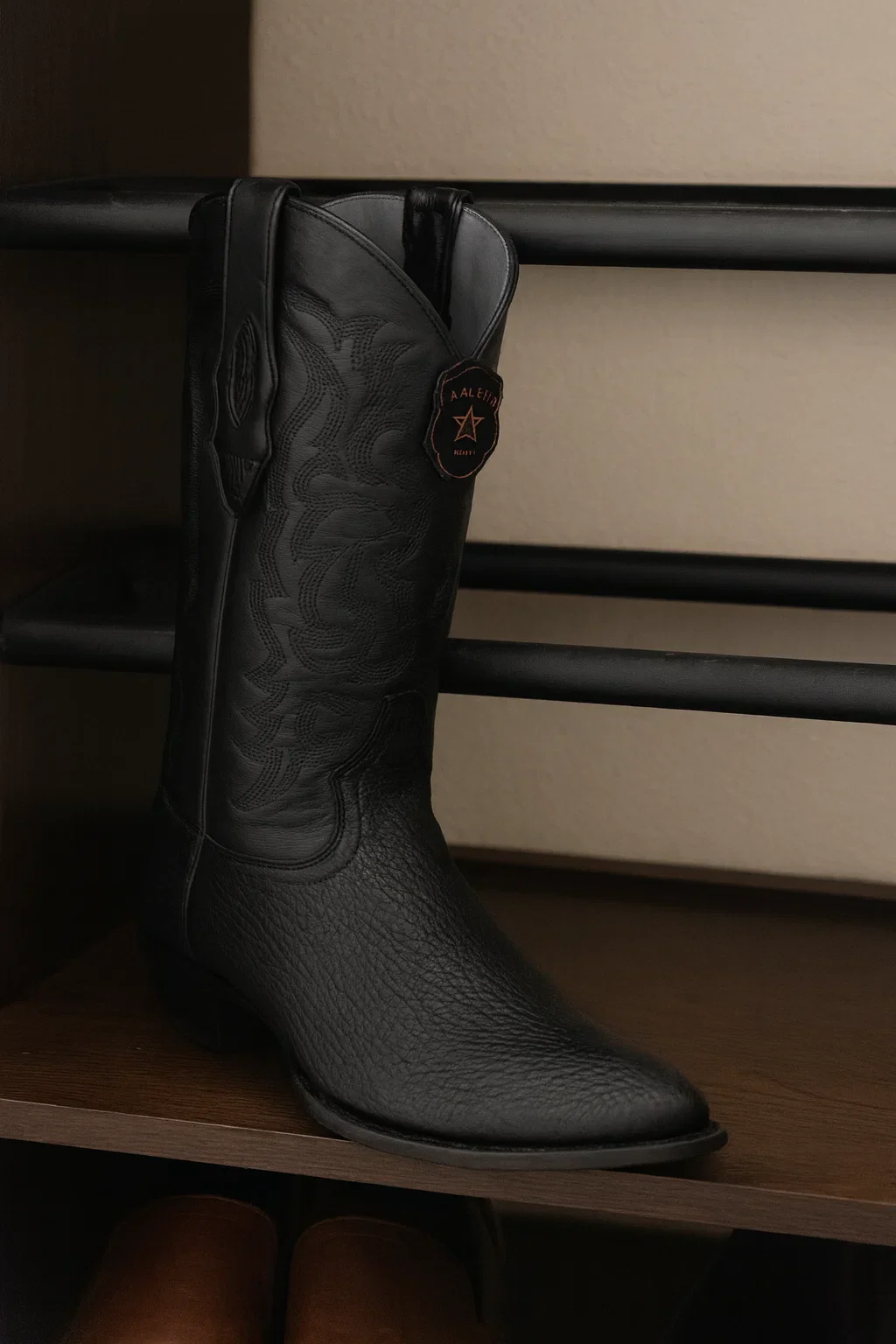 Los Altos Men’s Sharkskin Round Toe Cowboy Boots – Black - Image 7